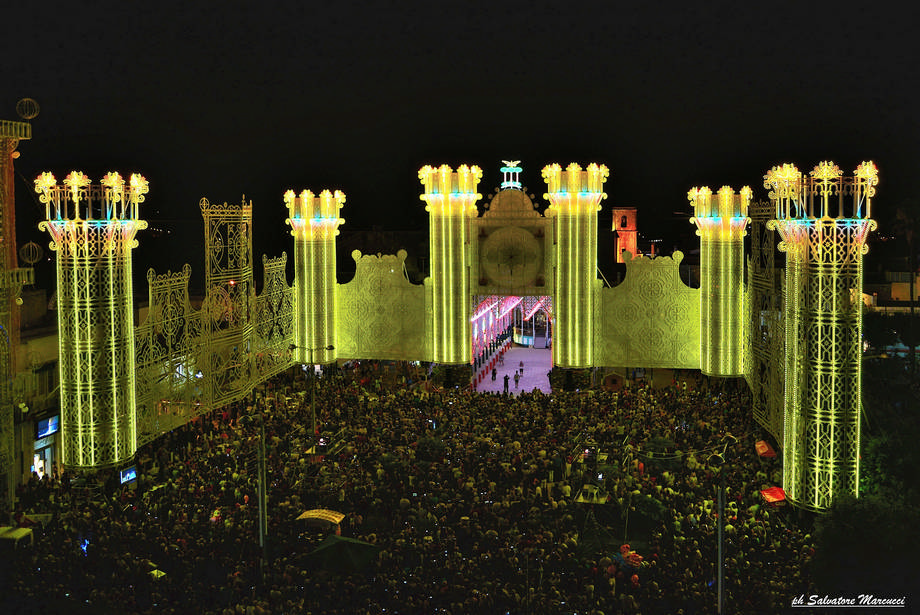 Spectacle des luminarie: Fête de Santa Domenica à Scorrano (Pouilles, Salento)