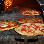 Pizza italienne authentique: différents goûts et saveurs.